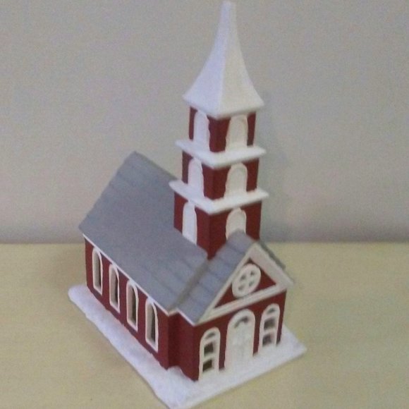 Ceramic church with cut-out windows on front, back and sides. - Picture 1 of 4